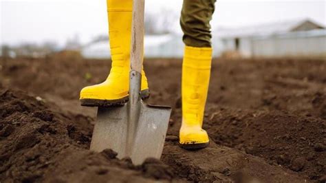 how to use a shovel.